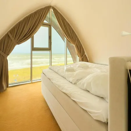 Luxury Beachfront For 5 شقة *