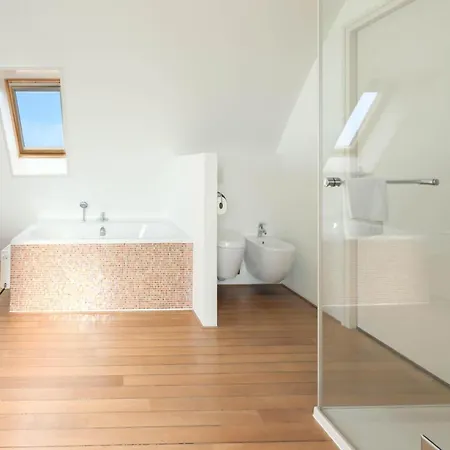 Luxury Beachfront For 5 شقة *