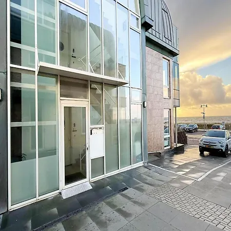 Luxury Beachfront For 5 شقة *