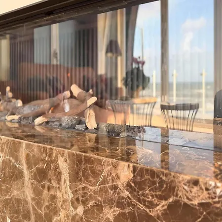 Luxury Beachfront For 5 شقة *